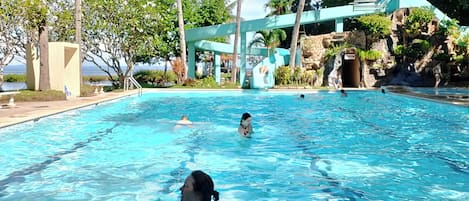 3 piscines extérieures