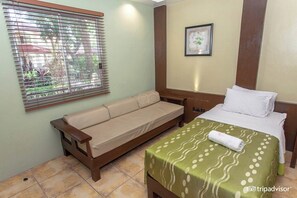 Desk, bed sheets - Palmas Del Mar Conference Resort Hotel (Bacolod)