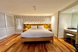 In-room safe, desk, WiFi (free), bed sheets