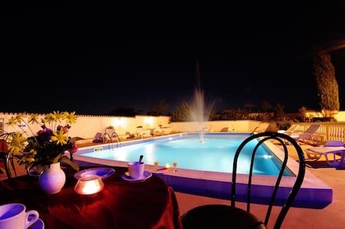2 piscine all'aperto, cabine incluse nel prezzo, ombrelloni da piscina