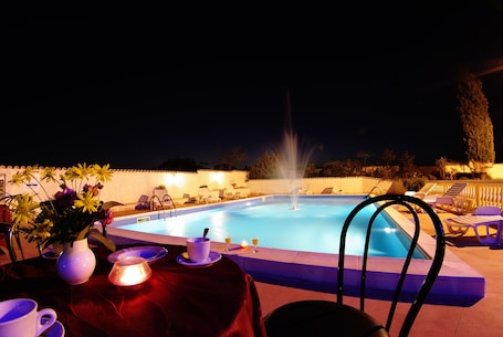 2 piscinas al aire libre, camas de piscina gratis, sombrillas