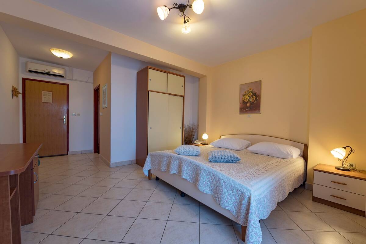 Quarto casal ou duplo, sacada | Escrivaninha, cortinas blackout, camas extras/dobráveis (sobretaxa)