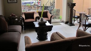 Lobby sitting area - New Era Pension Inn Cebu (Cebu City)