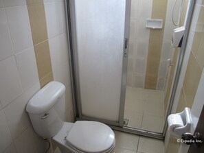 Triple Sharing | Bathroom | Shower, towels - New Era Pension Inn Cebu (Cebu City)