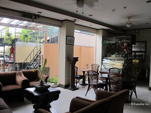 Lobby sitting area - New Era Pension Inn Cebu (Cebu City)
