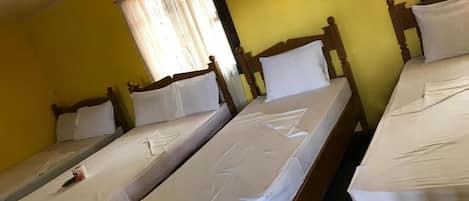 Kedap suara, setrika/meja setrika, Wi-Fi gratis, dan seprai linen
