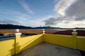 Front of property - Luis Bay Travellers Lodge Coron (Coron)