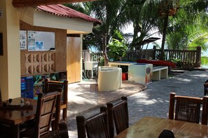 供应早餐、午餐和晚餐，国际美食，室外就餐