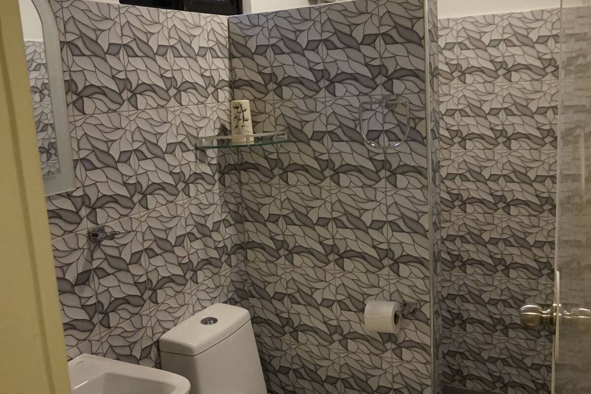 super deluxe twin garden, sea view | bathroom | shower, free toiletries, towels