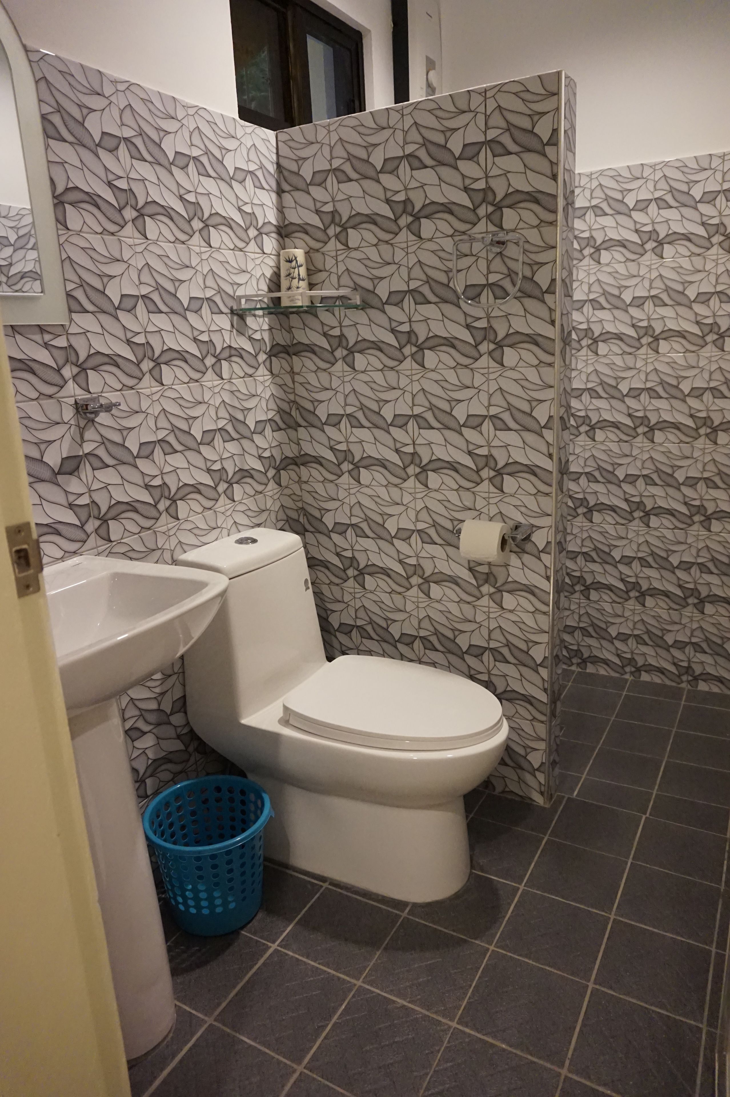 shower, free toiletries, towels