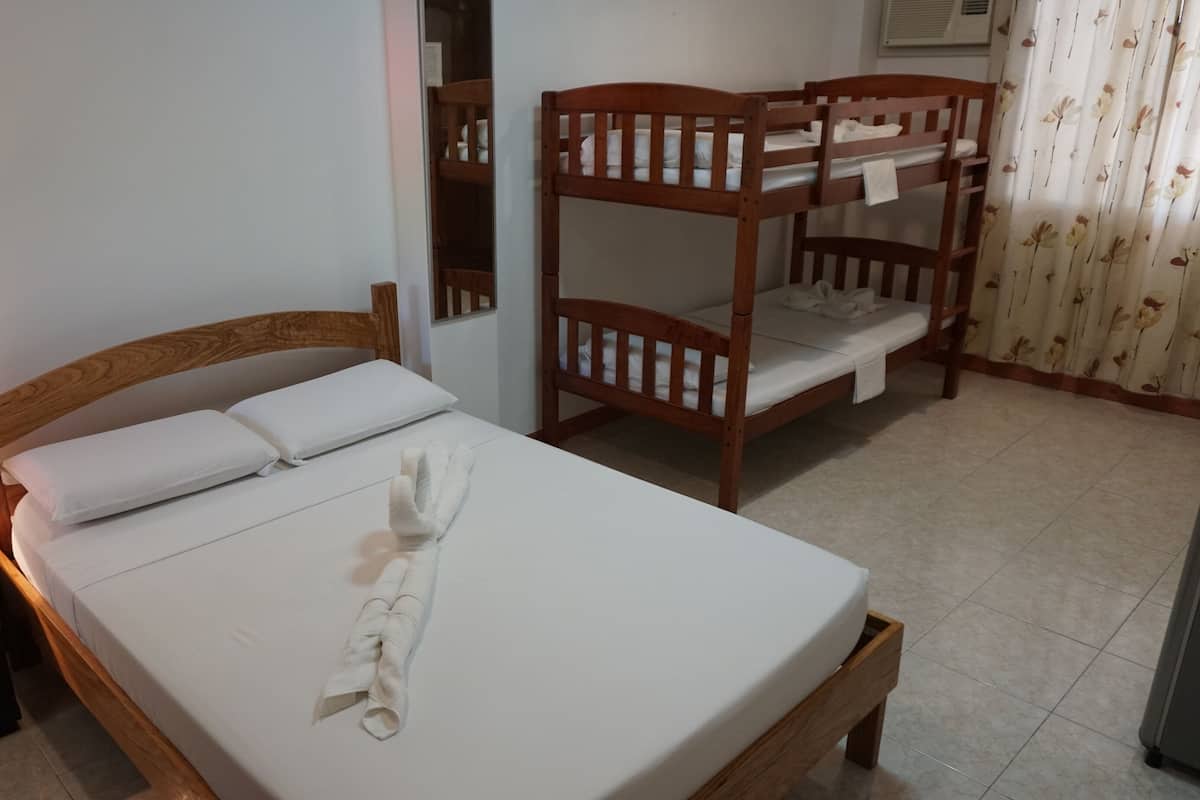 Family Room Sea View | Minibar, in-room safe, desk, soundproofing