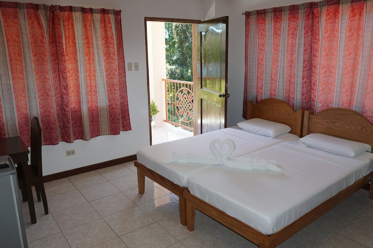 Deluxe Twin Room, Sea View | Minibar, in-room safe, desk, soundproofing