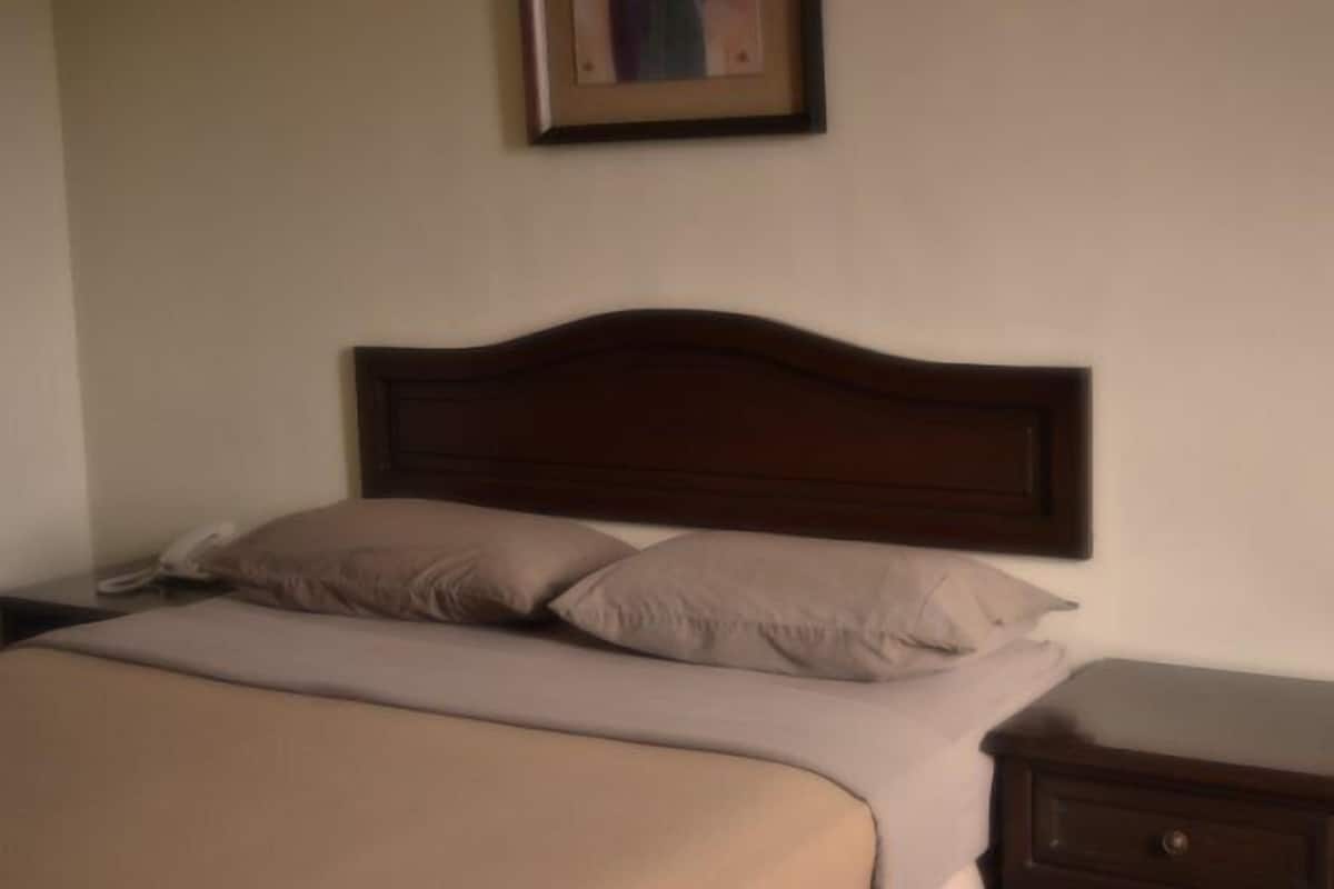 Deluxe-Zimmer | Schreibtisch, Zustellbetten, kostenloses WLAN, Bettwäsche