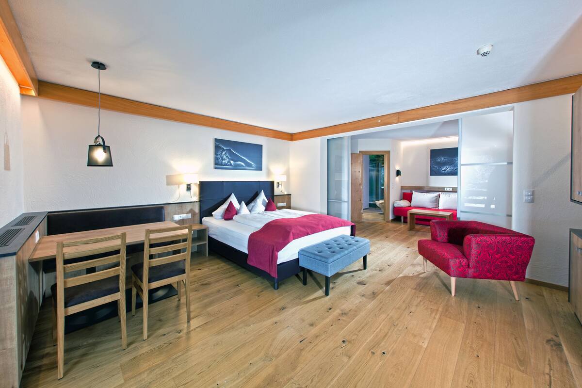 comfort room | in-room safe, cots/infant beds, free wifi