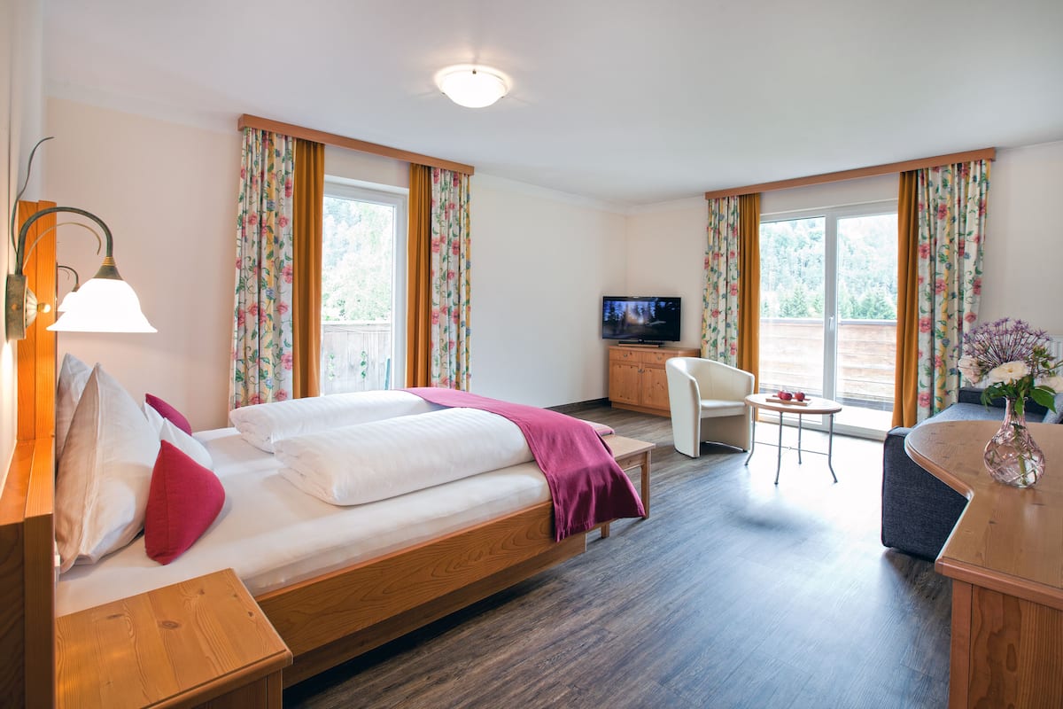 Suite (Truyen) | In-room safe, cribs/infant beds, free WiFi