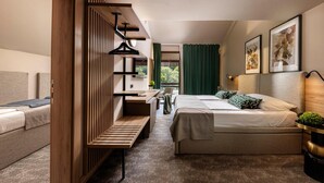 Une chambre d’hôtel moderne équipée d’un lit, d’un bureau et d’un coin salon.