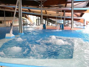 Inomhuspool och utomhuspool
