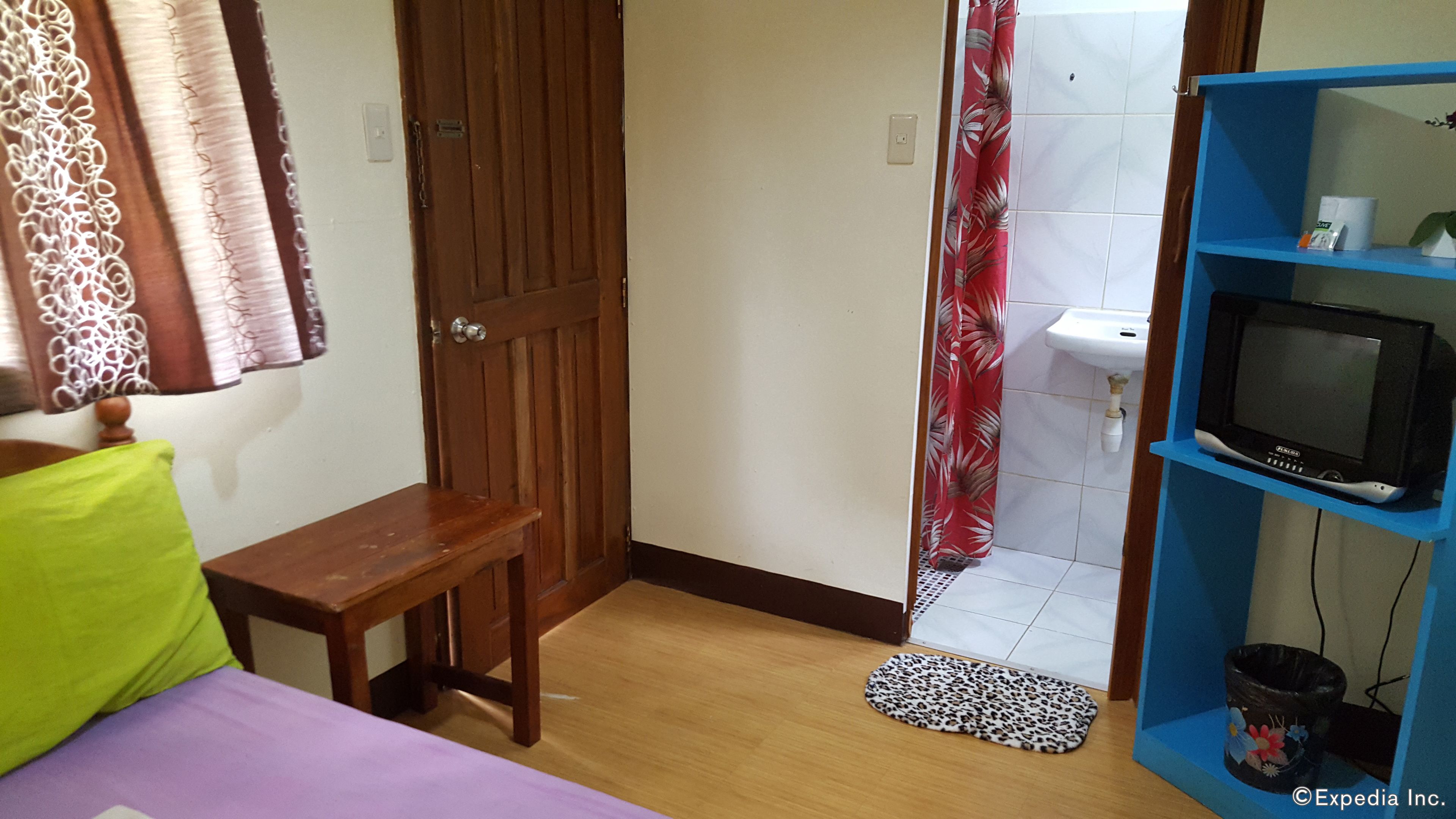 soundproofing, free wifi, bed sheets