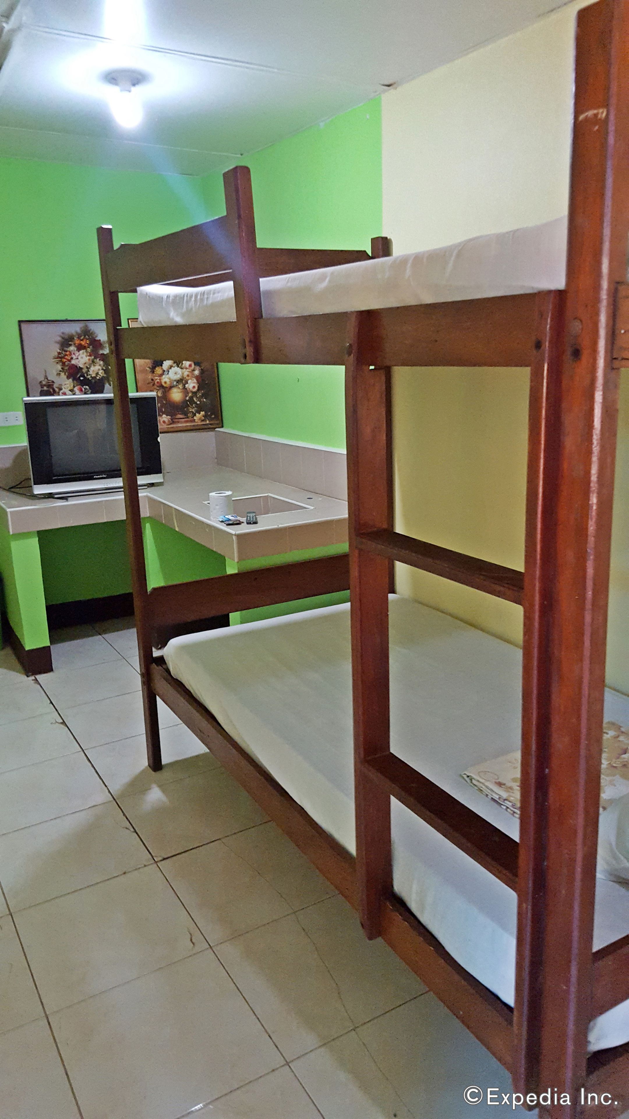 barkada room | soundproofing, free wifi, bed sheets