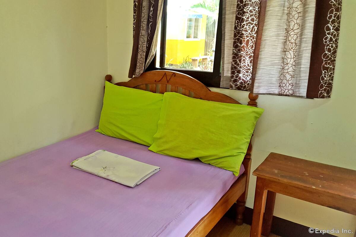 Soundproofing, free WiFi, bed sheets