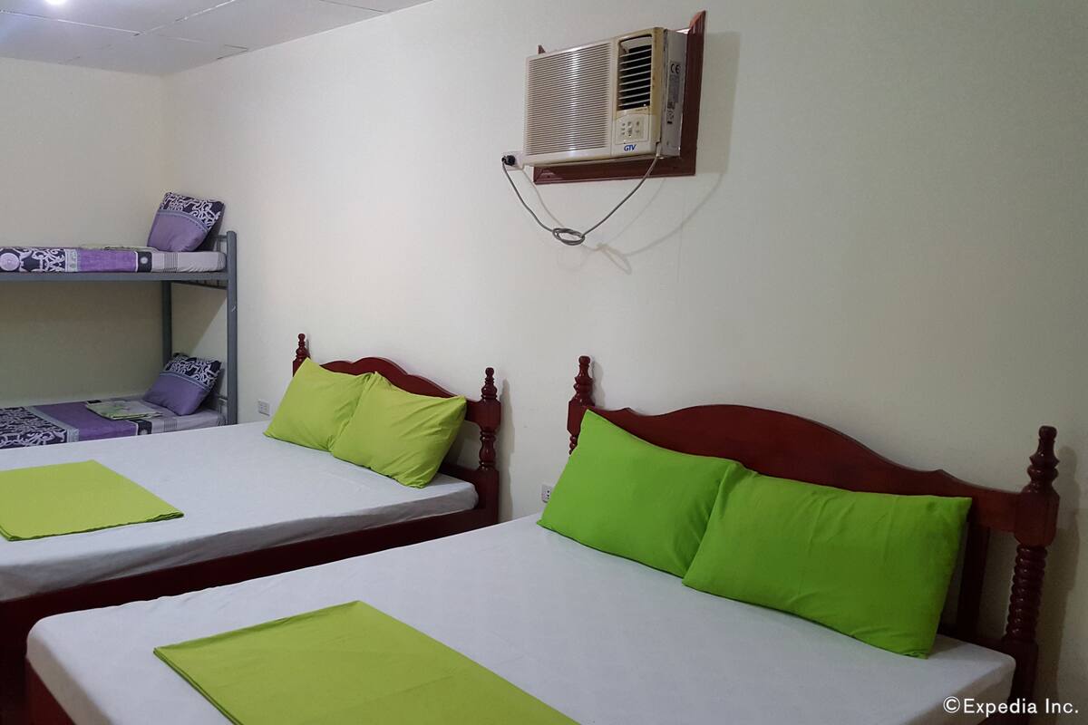 Soundproofing, free WiFi, bed sheets