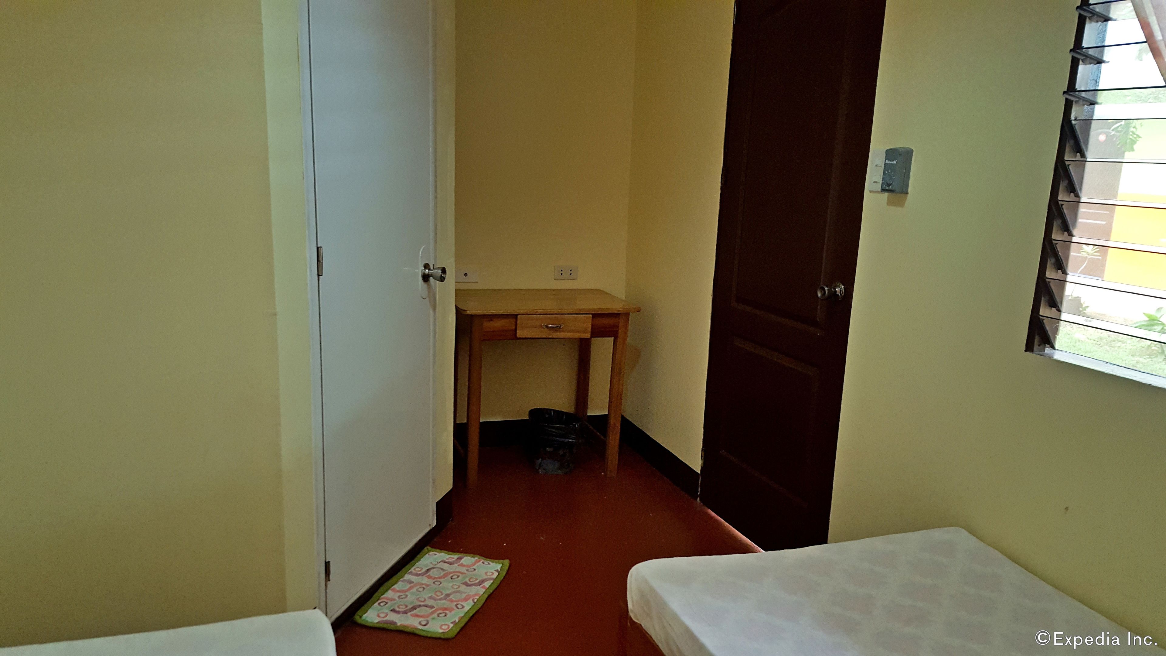 barkada room | soundproofing, free wifi, bed sheets