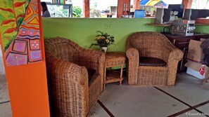 Lobby sitting area - OYO 671 Natua's Cabin (Puerto Princesa)