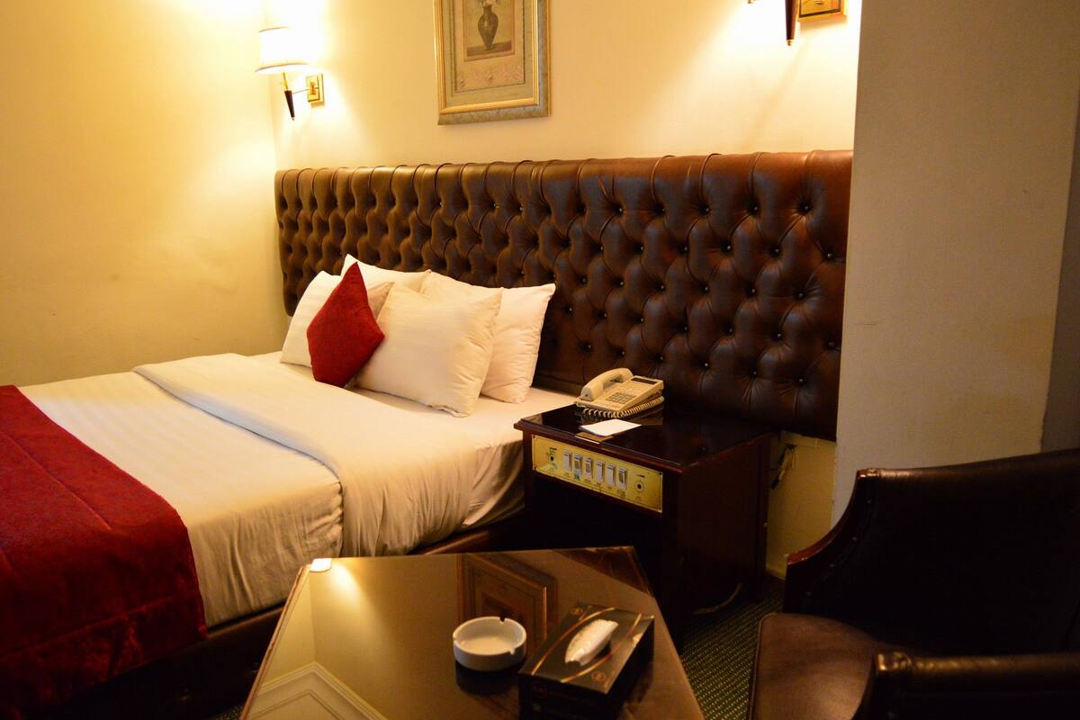 Minibar, in-room safe, desk, iron/ironing board