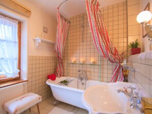 Suite estudio romántica, 1 habitación, balcón, vista a la montaña | Tina profunda