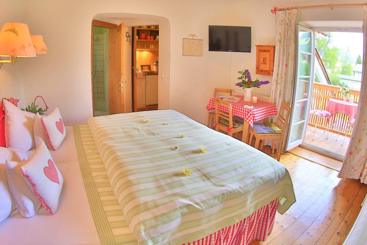 Appartamento familiare, 2 camere da letto, 2 bagni, vista montagna | 2 camere, biancheria da letto ipoallergenica, copriletto in piuma