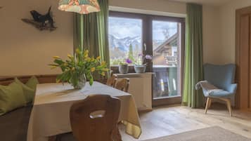 Comfort appartement, 2 slaapkamers (excl. 110€ Cleaning Fee) | Woonruimte | Een flatscreentelevisie