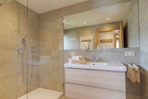 Comfort Apartment, 2 Bedrooms (excl. 110€ Cleaning Fee) | Bathroom | Shower, towels, toilet paper