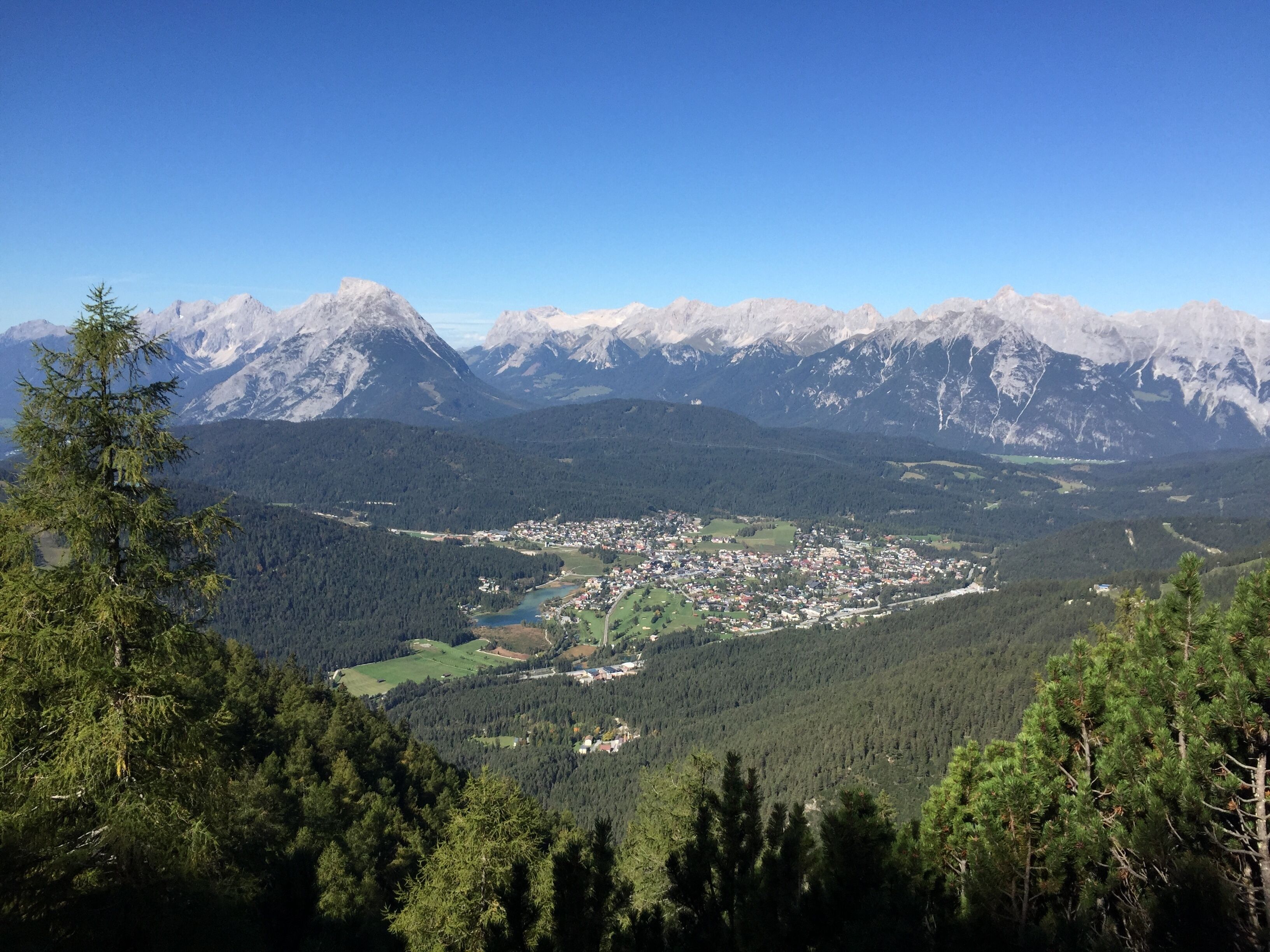 Un paysage montagneux avec une ville nichée dans une vallée.