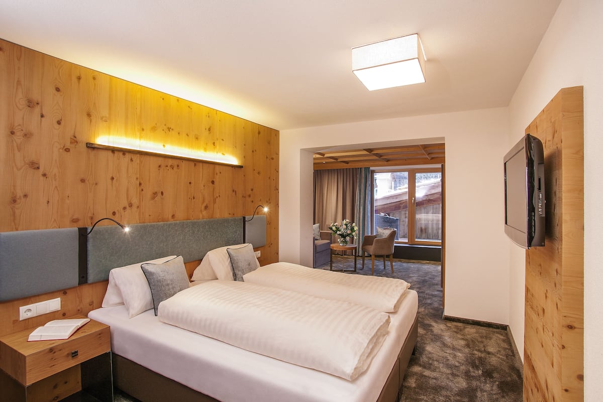 Phòng đôi Club, 1 giường đôi và sofa giường | Bộ đồ giường kháng dị ứng, minibar, két bảo mật tại phòng, bàn 