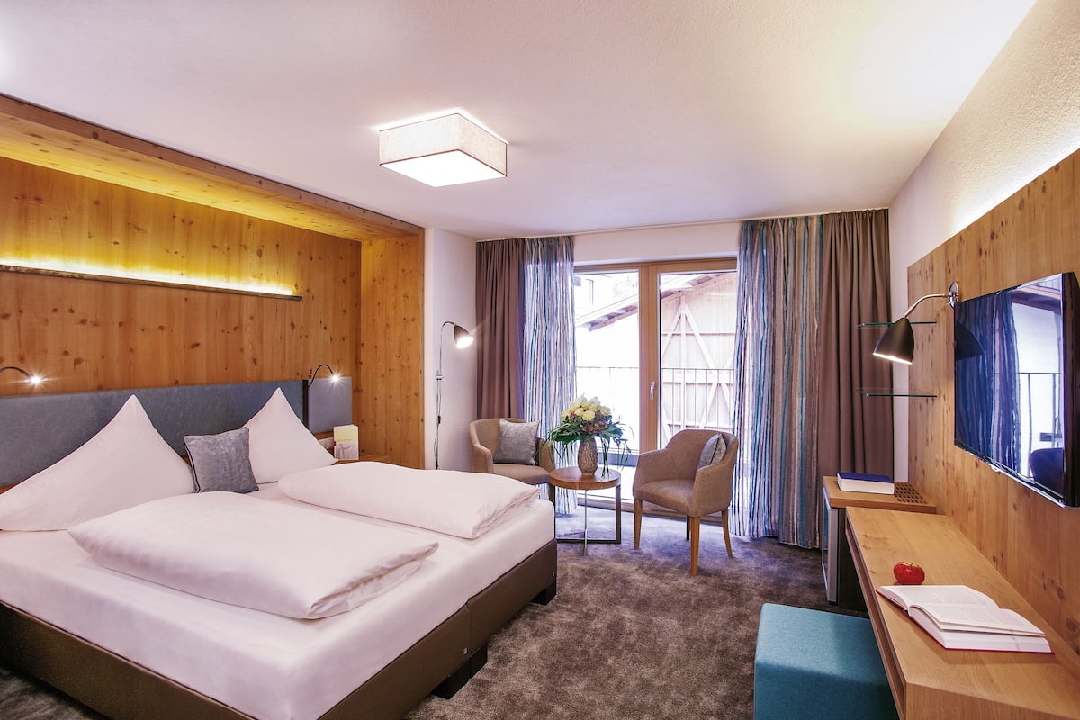 Habitación clásica con 1 cama doble o 2 individuales, 1 cama doble | Ropa de cama hipoalergénica, minibar, caja fuerte