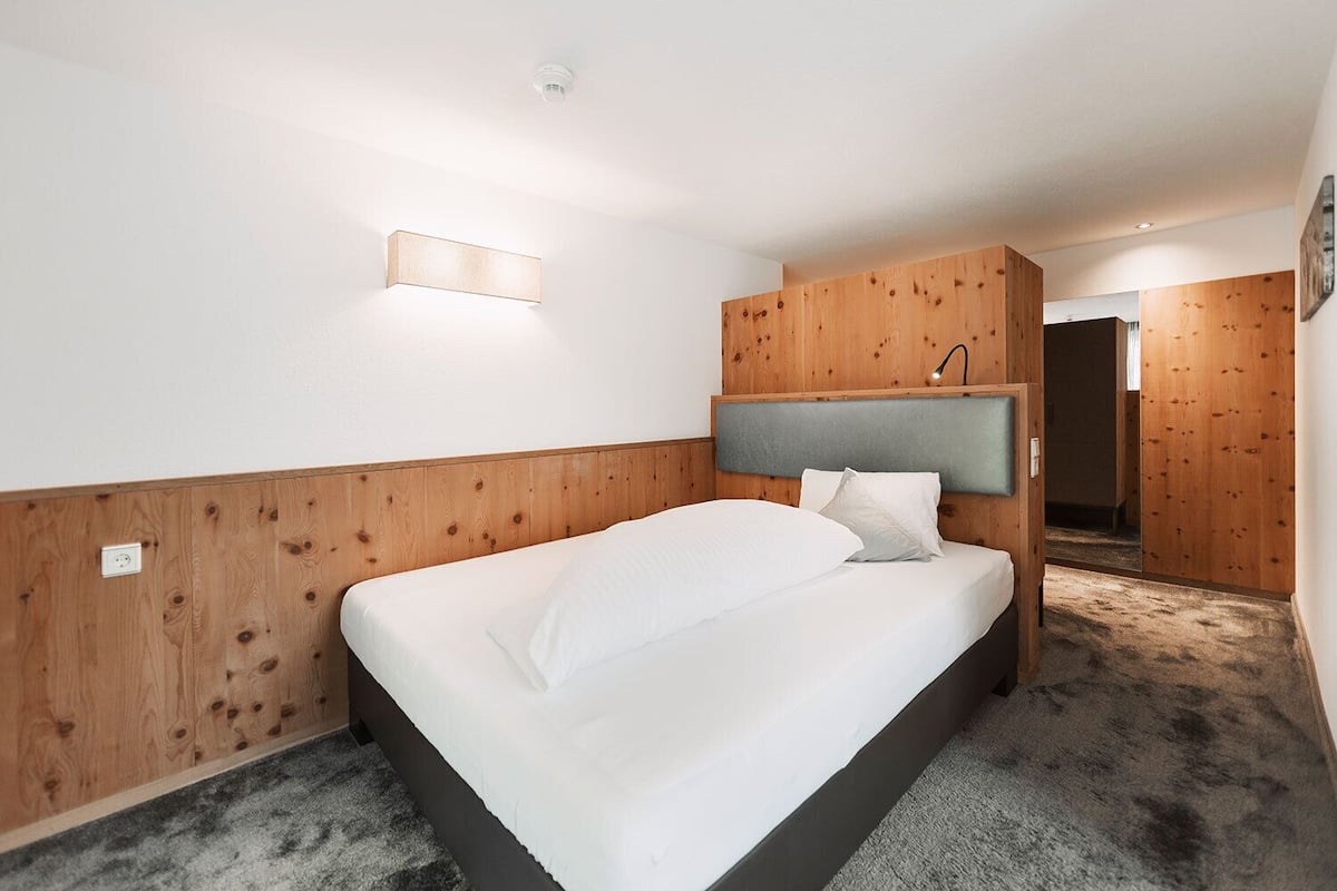 Habitación individual clásica, 1 cama individual grande, balcón, vistas a la montaña | Ropa de cama hipoalergénica, minibar, caja fuerte
