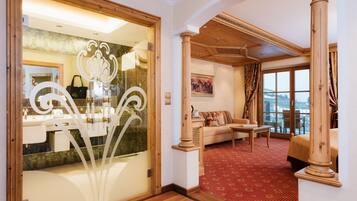 Superior-Suite, Bergblick | Minibar, Zimmersafe, Schreibtisch, kostenloses WLAN