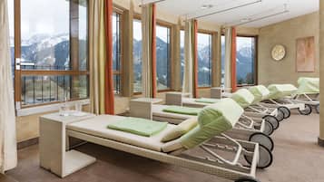Salas de tratamiento para parejas, sauna y tina de hidromasaje