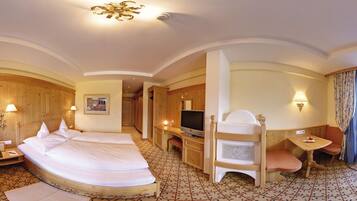 Basic-Doppelzimmer, Bergblick | 1 Schlafzimmer, Minibar, Zimmersafe, Schreibtisch