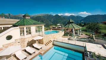 3 piscinas internas, 2 piscinas externas, espreguiçadeiras
