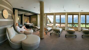 Couples treatment room(s), sauna, hot tub, steam room, body treatments