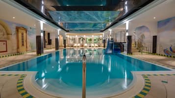 3 Innenpools, 2 Außenpools, Liegestühle