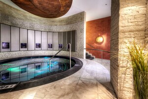 Salas de tratamiento para parejas, un sauna, una bañera de hidromasaje