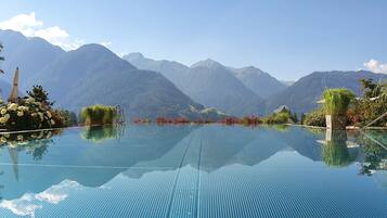 3 Innenpools, 2 Außenpools, Liegestühle