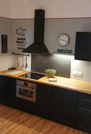 Family Apartment (10 / incl. 90 EUR cleaning fee) | Private kitchen | Fridge, microwave, stovetop, electric kettle - Haus Montana (Lermoos)