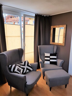 Comfort Studio (7 / incl. 65 EUR cleaning fee) | Living area | Flat-screen TV, books