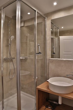 Comfort-lejlighed (2 / incl. 95 EUR cleaning fee) | Bruser på badeværelset