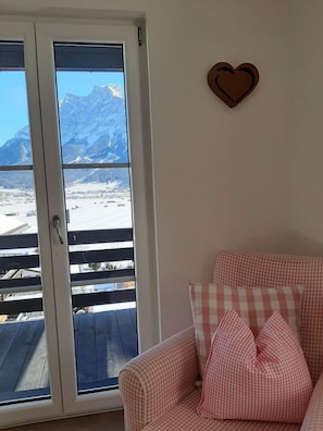 Comfort-huoneisto (2 / incl. 95 EUR cleaning fee) | Oleskelualue | Taulutelevisio, kirjoja