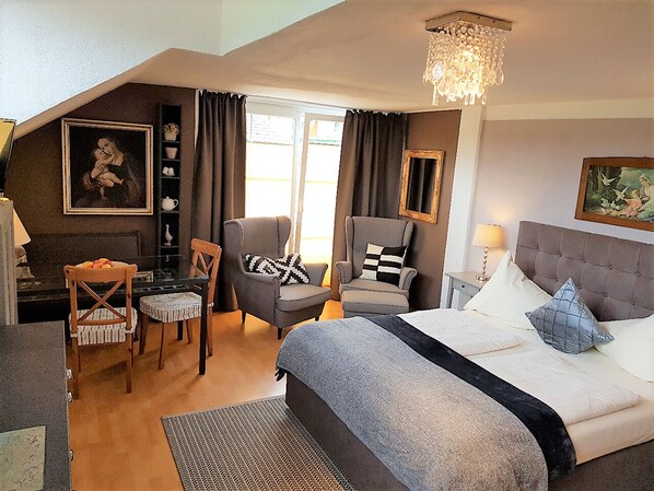 Comfort Studio (7 / incl. 65 EUR cleaning fee) | Living area | Flat-screen TV, books