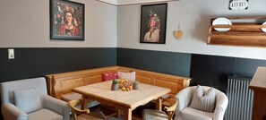 Family Apartment (10 / incl. 90 EUR cleaning fee) | Living area | Flat-screen TV, books - Haus Montana (Lermoos)